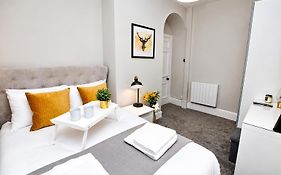 City Centre 1 Bed Apartment - Modern & Bright